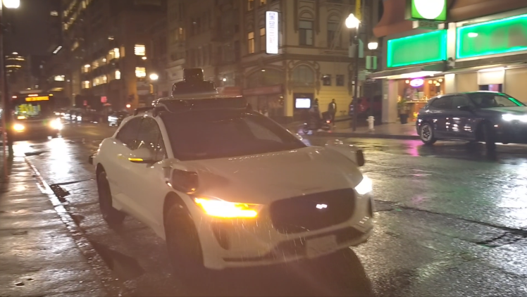大雨の夜に走るWaymo