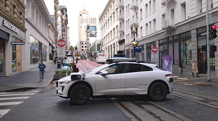 サンフランシスコのダウンタウンを走るWaymo