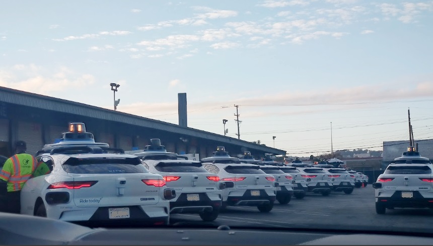 Waymoの車庫、たくさんの車両が充電待ちをしている