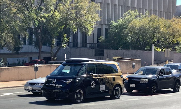 テキサス州オースティンを走るMobileye&VWのID.Buzz。ドイツと米国で走行試験を並行して実施している。